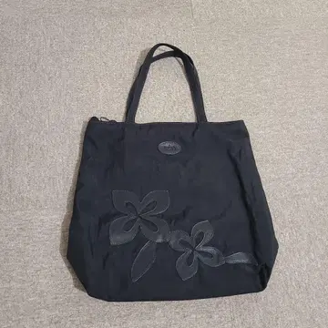 IBIZA 블랙 꽃무늬 자수 토트백