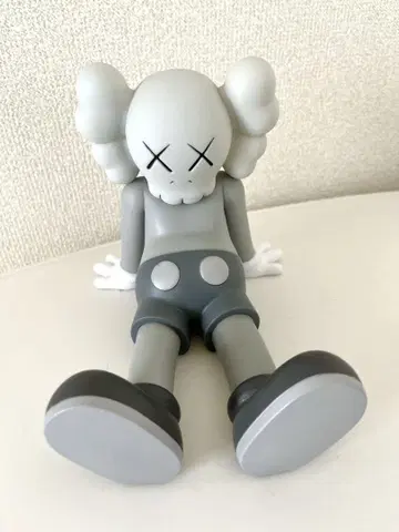 KAWS 피규어