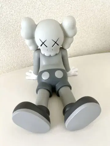 KAWS 피규어