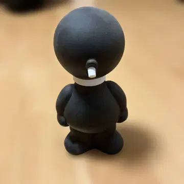 검은색 인형 피규어