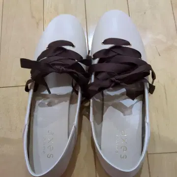 axes 화이트 플랫슈즈 브라운 리본
