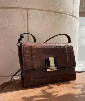 [ FIORELLI ] 엠보 스퀘어 숄더백 loungedress