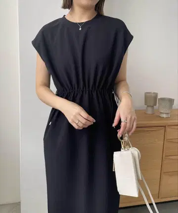 CAPRICIEUX LE'MAGE 드로스트 민소매 원피스