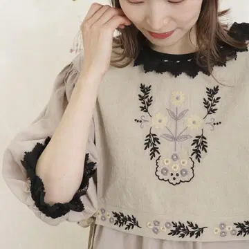 사만사 모스모스 옆 리본 플라워 자수 베스트 (베이지)