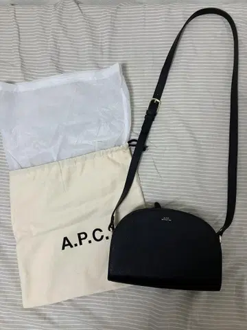 A.P.C. 블랙 가죽 백 엠보싱 가공