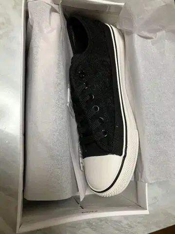레이스 소재 블랙 캔버스 스니커즈 LL