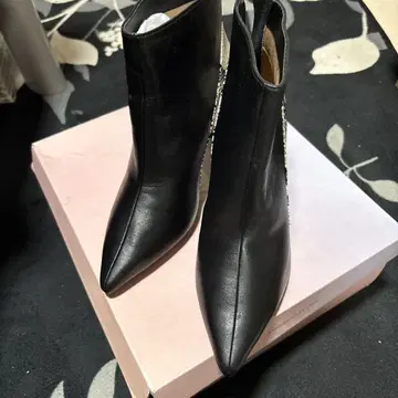 LISA VICKY 숏부츠 핀힐 새상품