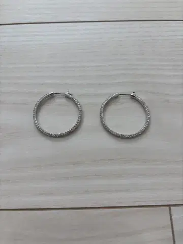 [현품 한정] 스와로브스키 후프 귀걸이