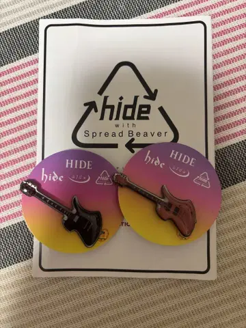 hide 기타 모양 핀 배지 2개 세트와 TELL ME 영화 굿즈 노트
