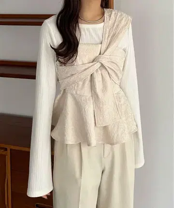 리본 달린 아이보리 뷔스티에