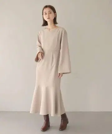 벨 슬리브 플레어 롱 원피스 아이보리