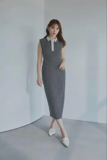 그녀의 입술과 스트라이프 노스 원피스