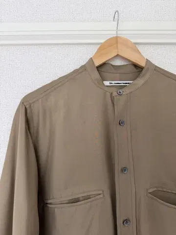 카키색 긴소매 버튼 셔츠