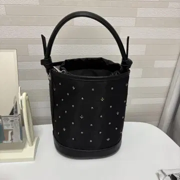 레이 비스 스터드 장식 블랙 버킷형 숄더백