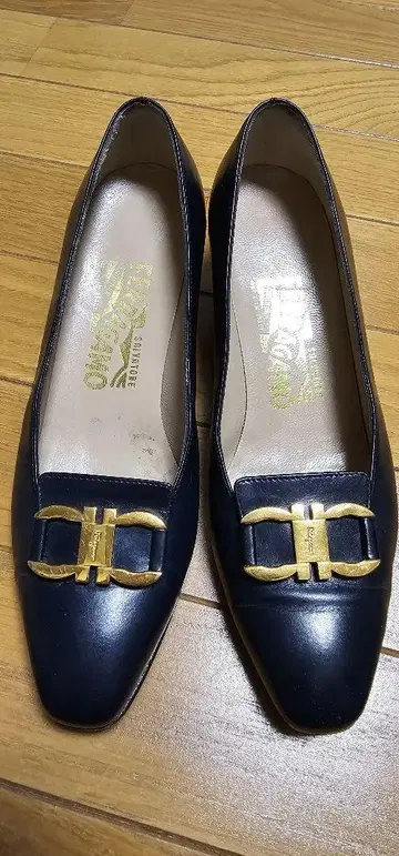 페라가모 네이비 펌프스 골드 버클