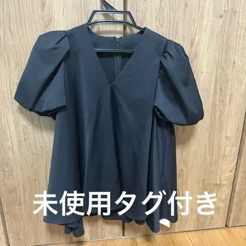 이데알루체 블랙 V넥 퍼프 소매 톱