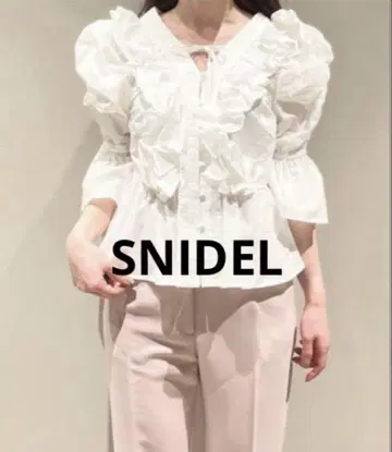 SNIDEL 데콜테 슬릿 프릴 블라우스