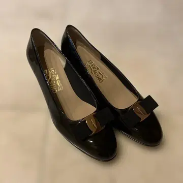 Ferragamo 블랙 바라 VARA 에나멜 8 1/2 리본