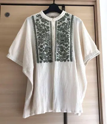 치치카카 리코 크레프 페리 자수 풀오버 라이트 베이지