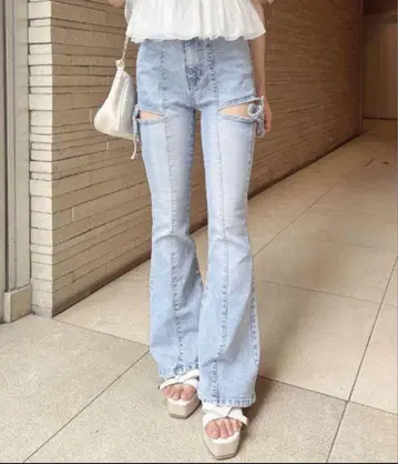 INGNI 사이드 리본 커트아웃 플레어 데님 팬츠 라이트 블루