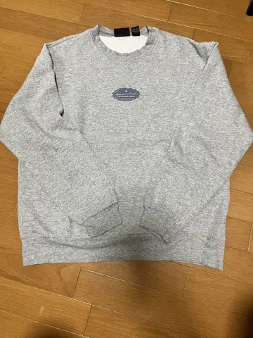 그레이 크루넥 트레이너 로고 자수