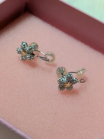 Swarovski 꽃 모티브 귀찌