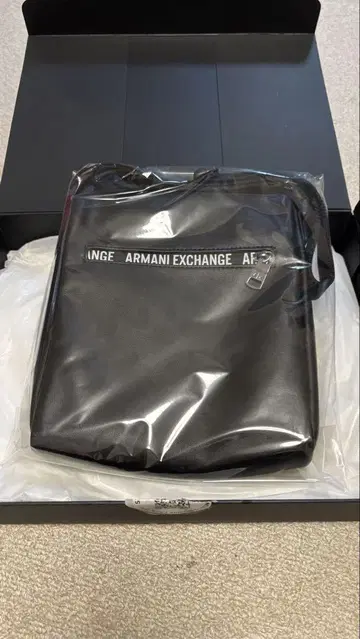 Armani Exchange 숄더백 블랙