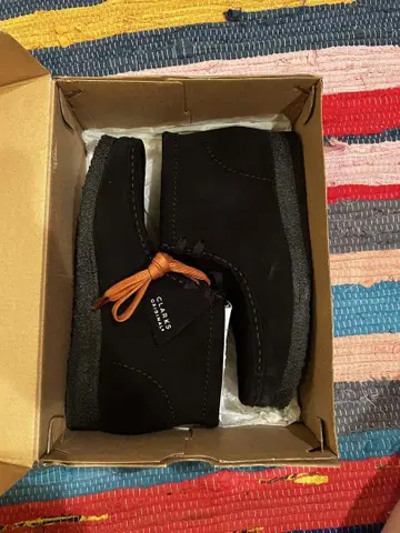 CLARKS ORIGINALS 남성용 왈라비 부츠 (블랙 스웨이드)