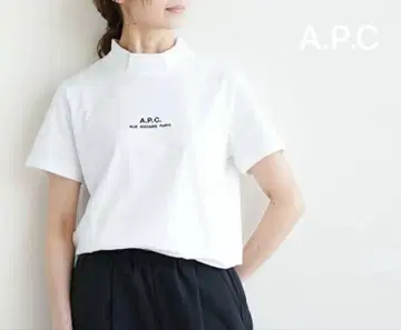 A.P.C. 화이트 로고 자수 반팔 모크넥 티셔츠 사이즈: M