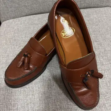 브라운 가죽 태슬 슬립온