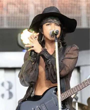 hyde 착용 골드 가죽 뱅글