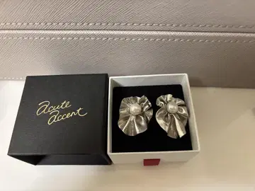 acute accent pearl drape 귀걸이