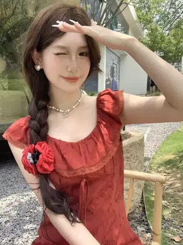 레드 슬리브리스 상의 플라워 악센트