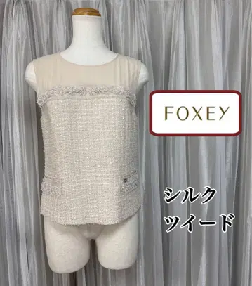 FOXEY 로고 각인 플레이트 실크 트위드 상의