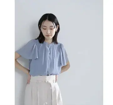 미사용 새상품 내추럴 뷰티 베이직 양류 플레어 슬리브 블라우스 블루
