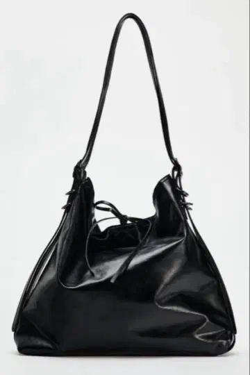 ZARA 버클 디테일 버킷 백