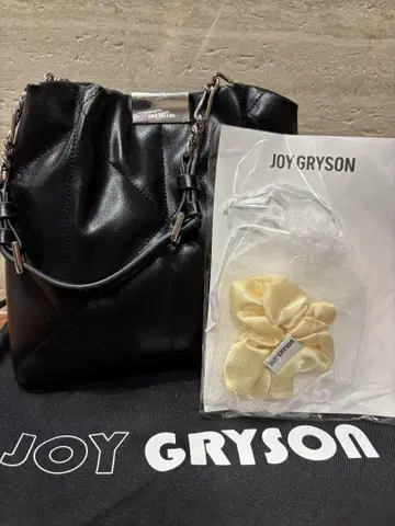 JOY GRYSON 블랙 백 스크런치 포함