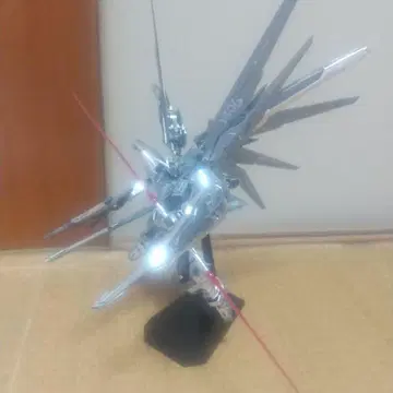 MG 프리덤 건담 ver.2.0 (실버 코팅 ver.) 완성품
