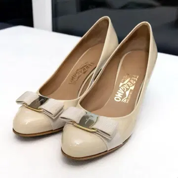 Ferragamo 베이지 에나멜 펌프스
