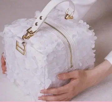 Bibiy floret box bag 화이트 미사용 새상품