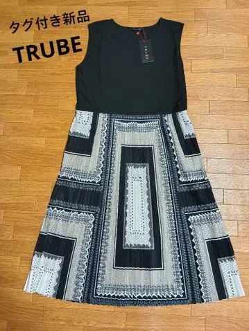 택 포함 새상품 TRUBE 이소재 절개 도킹 롱 원피스 플레어 플리츠
