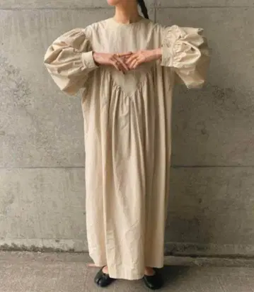 인터 팩토리 볼륨 슬리브 절개 원피스