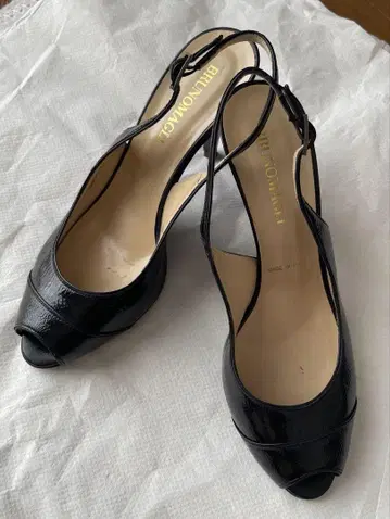 BRUNOMAGLI 블랙 오픈토 하이힐 36.5