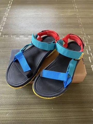 Teva 샌들