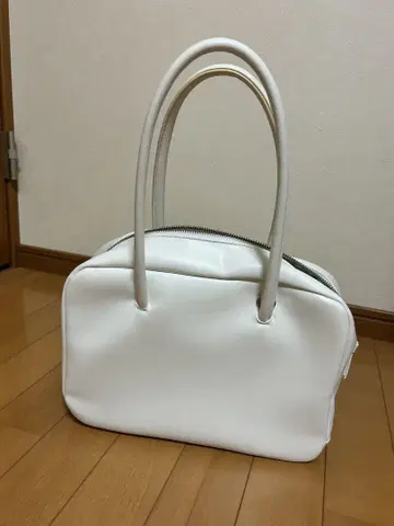 화이트 지퍼 핸드백