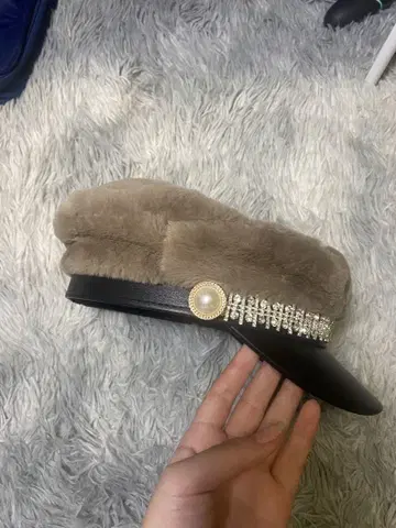 브라운 퍼 캡 비쥬 장식