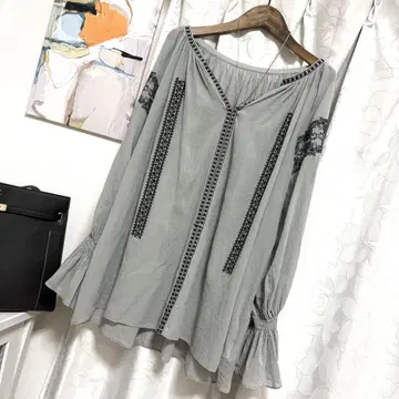 [새상품급] 개럴개런트 *캔디 슬리브 자수 블라우스