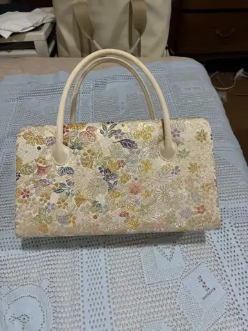 꽃무늬 자수 아이보리 리큐 백