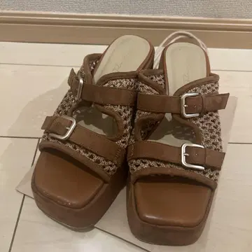 le talon 타쿠보 카린 콜라보 브라운 샌들