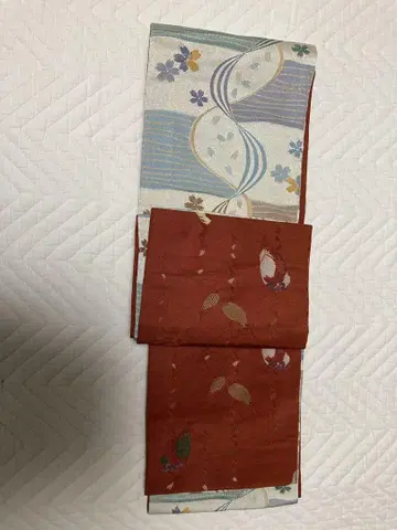 빨간색과 여러 색 꽃무늬의 반폭 오비